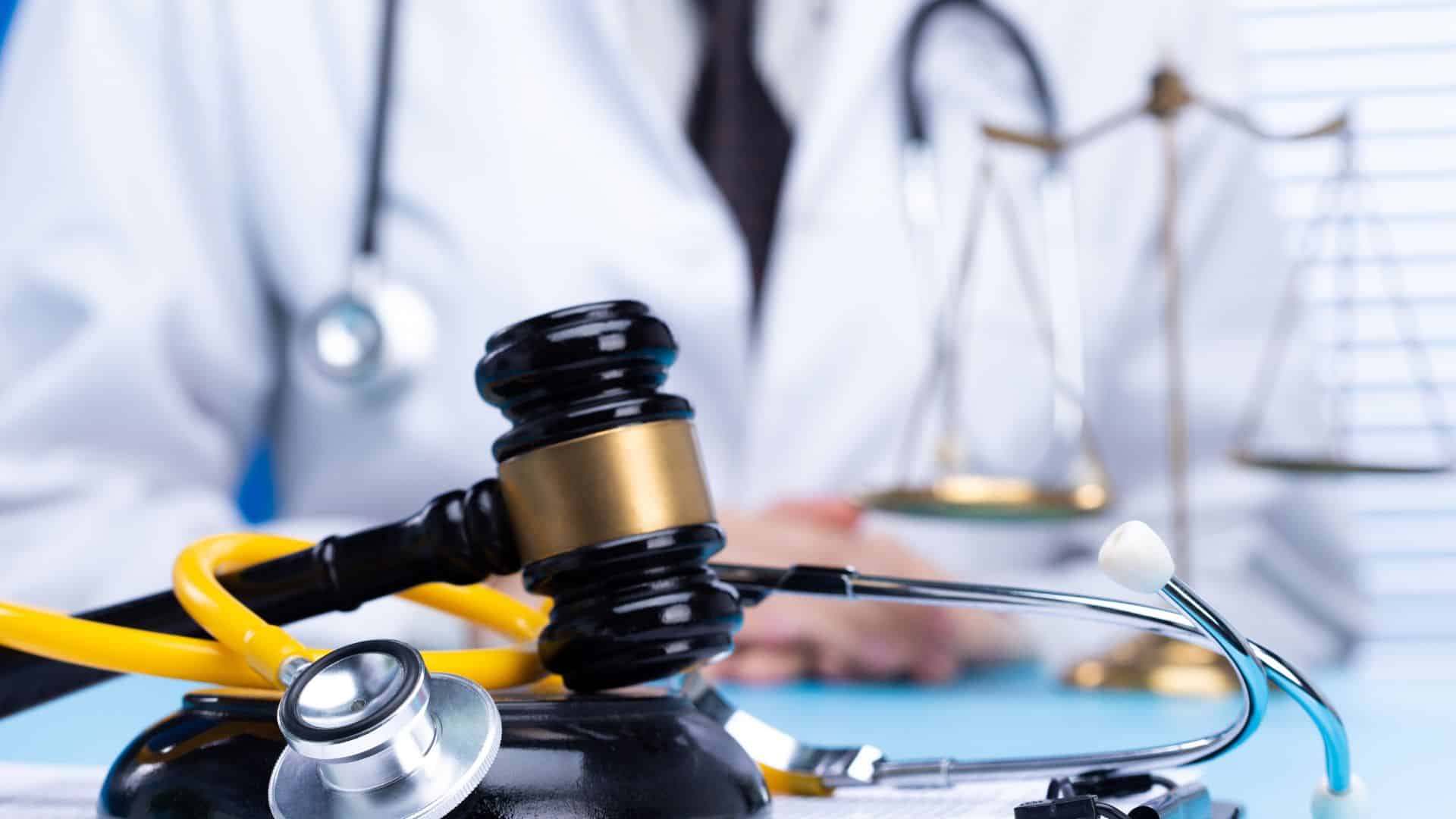 Richterhammer auf Stetoskop mit einem Arzt im Hintergrund