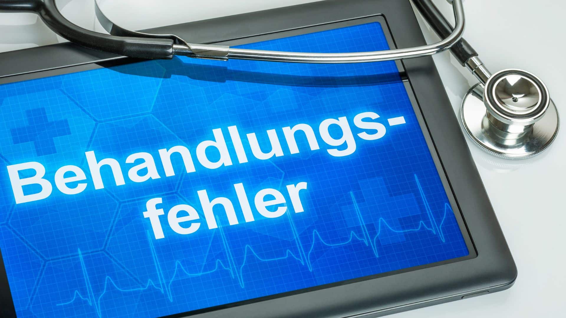 Das Wort Behandlungsfehler auf Monitor mit Stetoskop