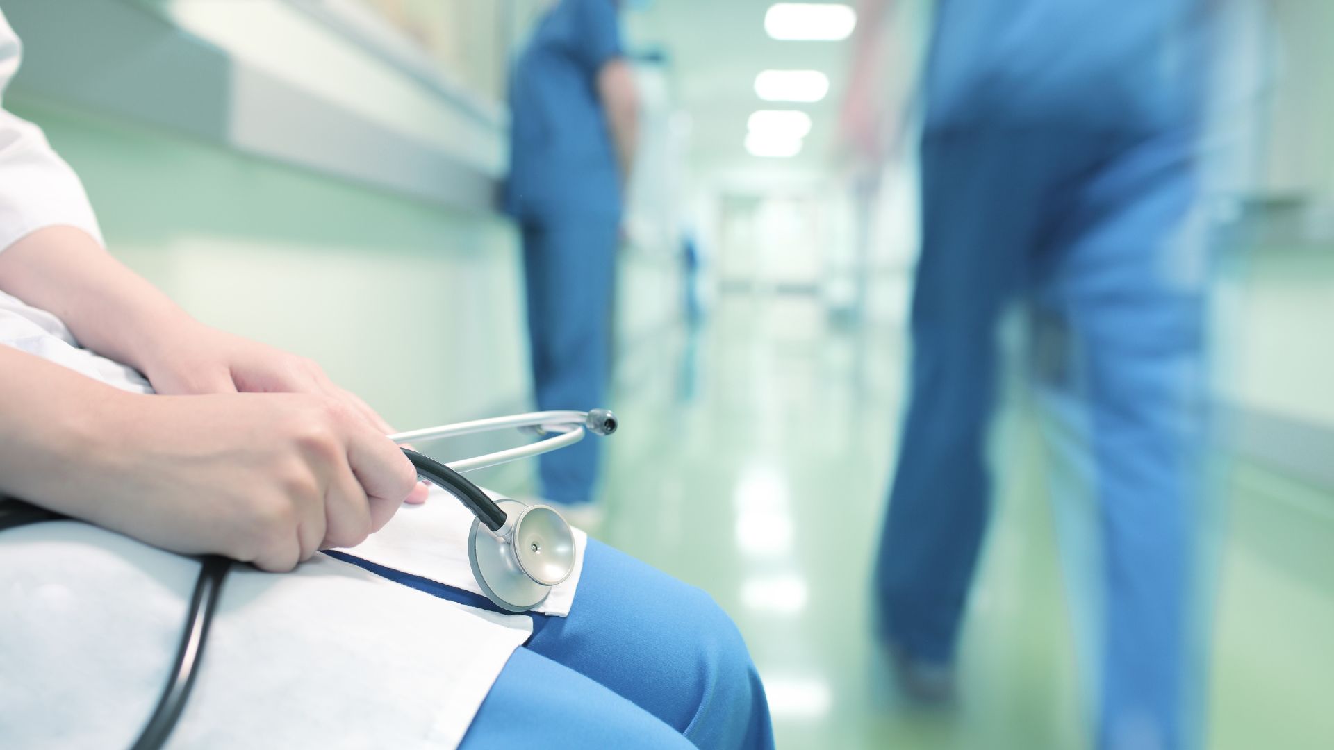 Mediziner sitzt mit Stetoskop in der Hand