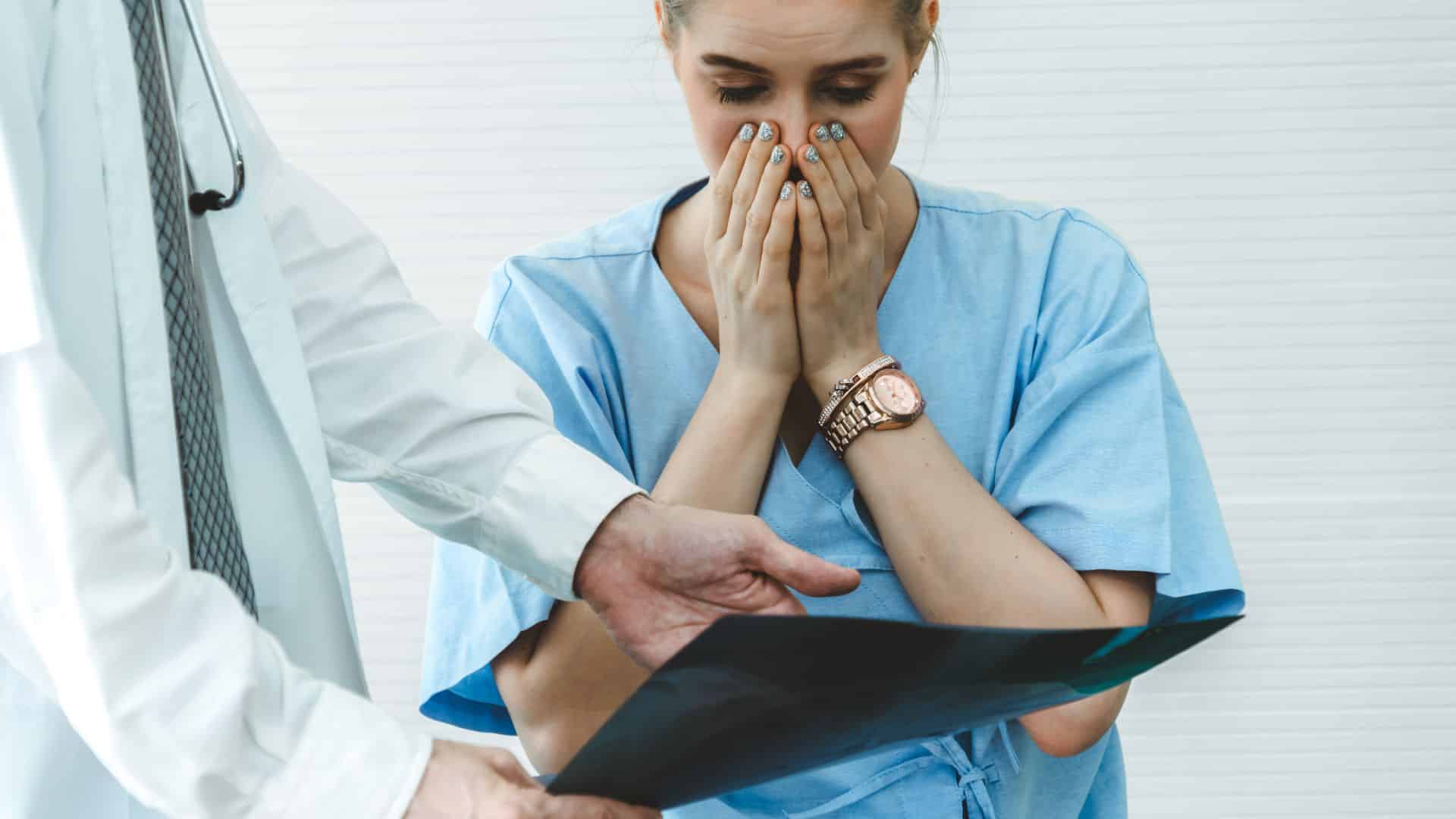 Frau schaut entsetzt auf Erbebnis des Arztes
