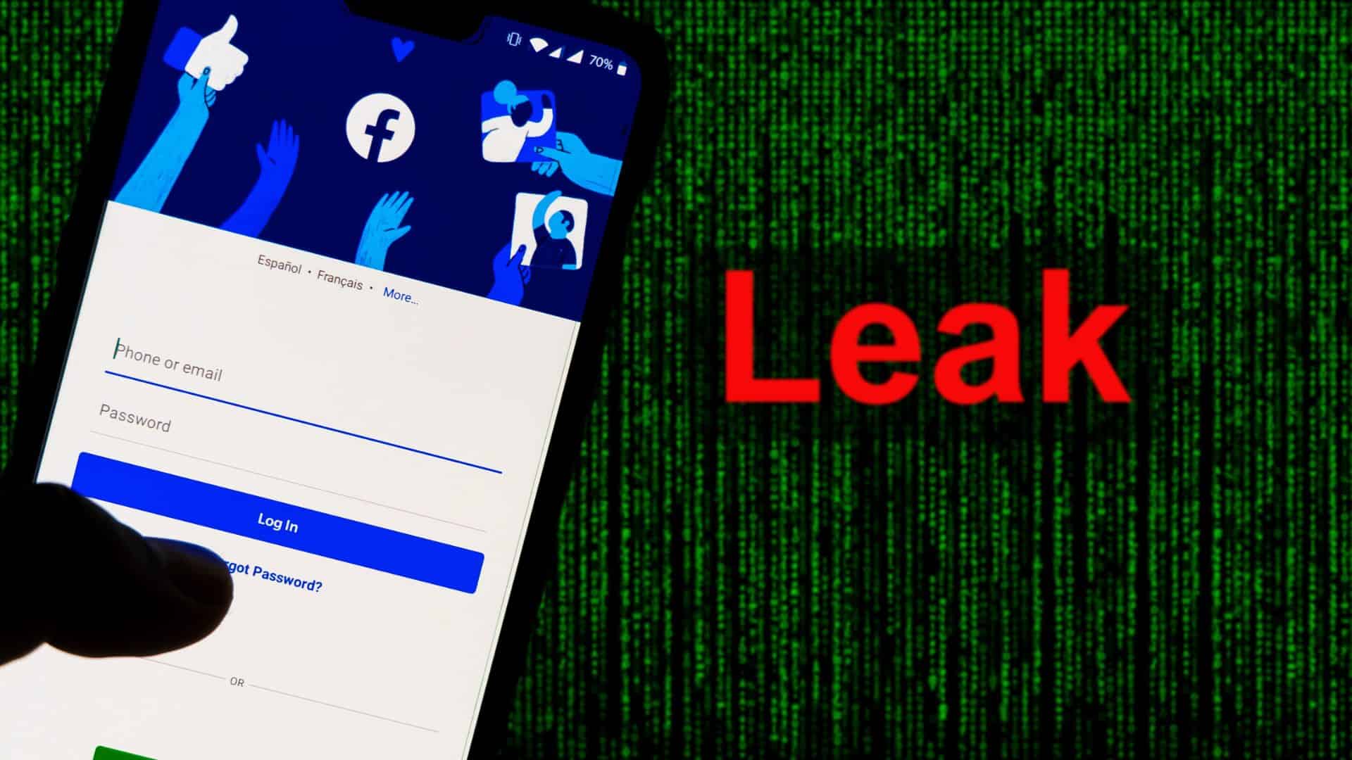 Smartphone mit Facebook App daneben das Wort Leak in roter Schrift